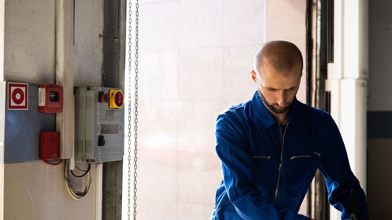Technicien en intervention dans un local professionnel
