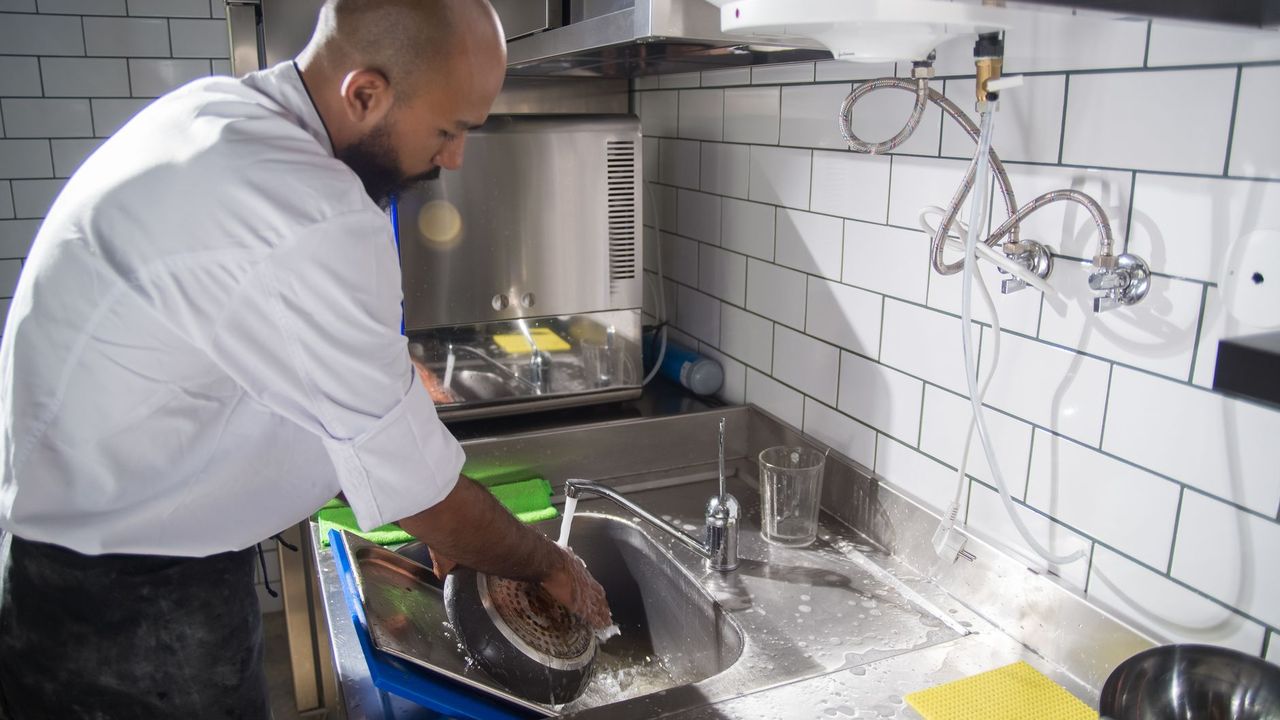 Nettoyage d'une cuisine professionnelle en inox